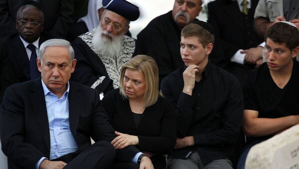 Israeli Prime Minister Benjamin Netanyahu, his wife Sara and their sons Yair and Avner (R) attend the premier's father's funeral on April 30, 2012 in Jerusalem. - Sputnik International