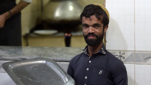 In this picture taken on February 22, 2019, Rozi Khan, a 25-year-old Pakistani waiter who resembles US actor Peter Dinklage, looks on at Dilbar Hotel in Rawalpindi. - Sputnik International