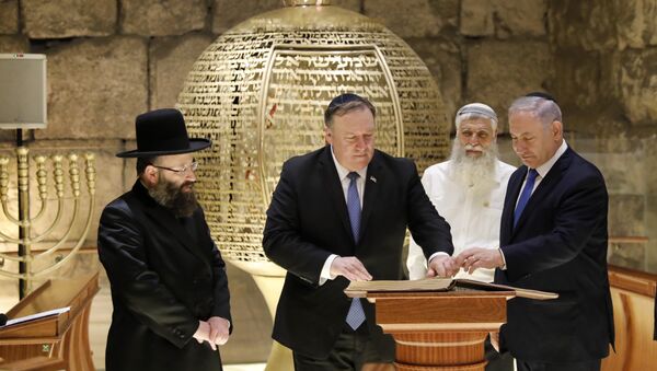 From left, Rabbi of the Western Wall Shmuel Rabinovitch, US Secretary of State Mike Pompeo, center, Israeli Prime Minister Benjamin Netanyahu visits the Western Wall tunnels synagogue in Jerusalem's Old City on 21 March, 2019 - Sputnik International