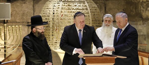 From left, Rabbi of the Western Wall Shmuel Rabinovitch, US Secretary of State Mike Pompeo, center, Israeli Prime Minister Benjamin Netanyahu visits the Western Wall tunnels synagogue in Jerusalem's Old City on 21 March, 2019 From left, Rabbi of the Western Wall Shmuel Rabinovitch, US Secretary of State Mike Pompeo, center, Israeli Prime Minister Benjamin Netanyahu visits the Western Wall tunnels synagogue in Jerusalem's Old City on 21 March, 2019 - Sputnik International