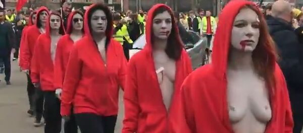 Topless women amid Yellow Vests protests in Lille - Sputnik International