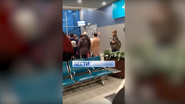 Naked man at Domodedovo Airport. - Sputnik International