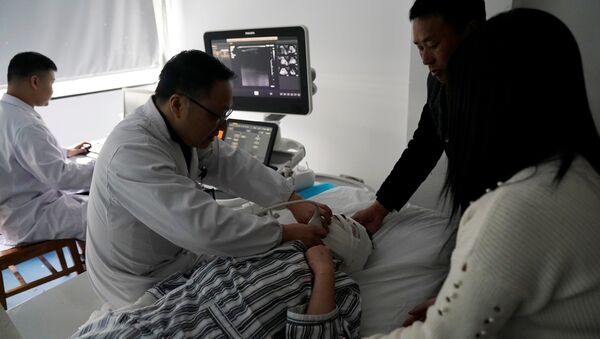 An injured man receives medical treatment at a hospital following an explosion at a pesticide plant owned by Tianjiayi Chemical in Yancheng, Jiangsu province, China March 24, 2019. - Sputnik International