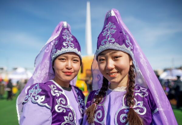 Girls Wearing National Outfits During Celebrations of Nowruz at Astana Expo in Nur-Sultan - Sputnik International