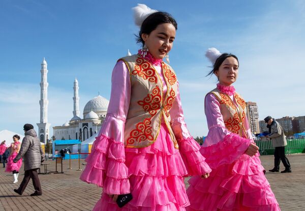 Girls Wearing a National Outfit During Celebrations of Nowruz at Independence Square in Nur-Sultan - Sputnik International