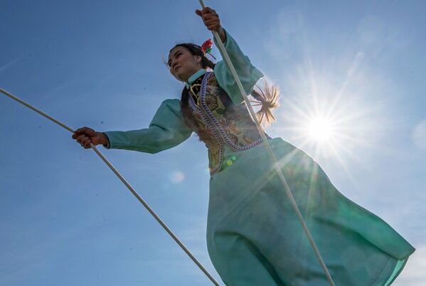Girl Wearing National Outfits During Celebrations of Nowruz at Astana Expo in Nur-Sultan - Sputnik International