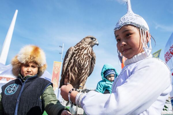 Girl Wearing National Outfits During Celebrations of Nowruz at Astana Expo in Nur-Sultan - Sputnik International