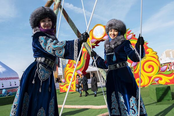 Girls Wearing National Outfits During Celebrations of Nowruz at Astana Expo in Nur-Sultan - Sputnik International