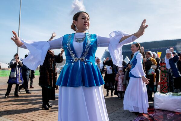 A Girl Wearing a National Outfit During Celebrations of Nowruz at Independence Square in Nur-Sultan - Sputnik International