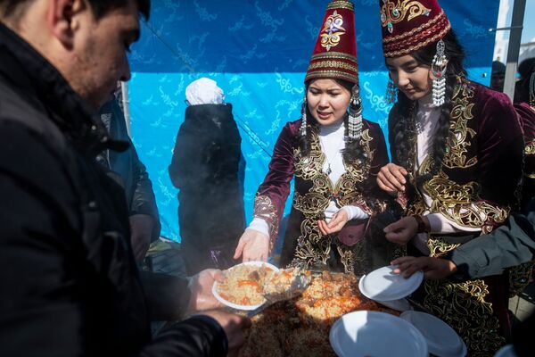 Girls Wearing National Outfits Treat Attendees With Pilaf During Celebrations of Nowruz at Independence Square in Nur-Sultan - Sputnik International
