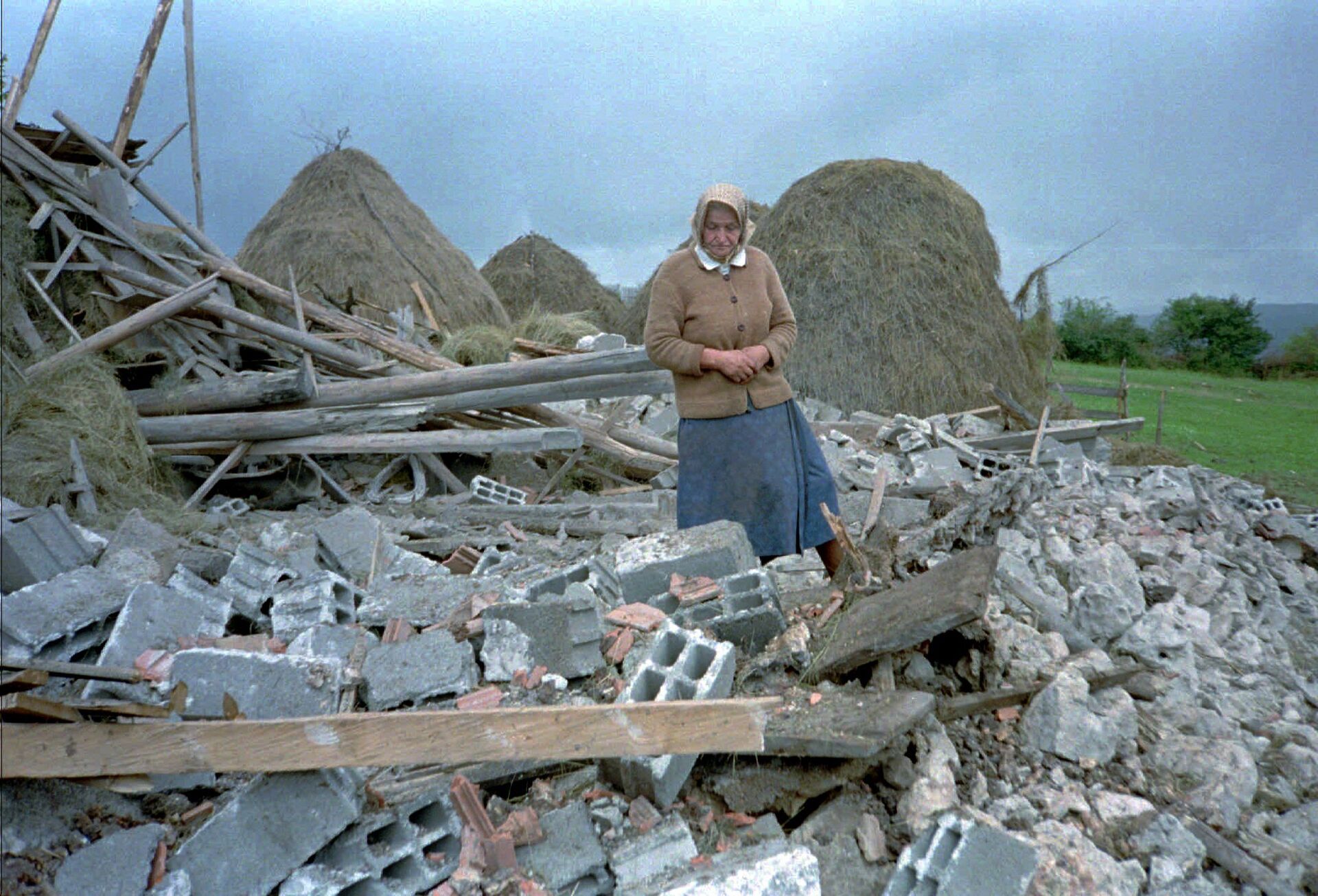 An unidentified Serb woman inspects debris of her home, destroyed in NATO air-strikes in the village of Vidrici, near Sokolac, some 50 kms northeast of Sarajevo Wednesday Aug 30 1995 - Sputnik International, 1920, 22.03.2022