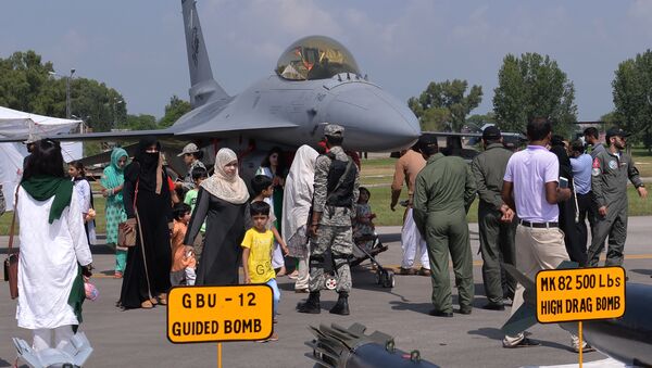 Pakistanis look at a F-16 jet fighter during celebrations to mark Defence Day at the Nur Khan military airbase in Islamabad (File) - Sputnik International