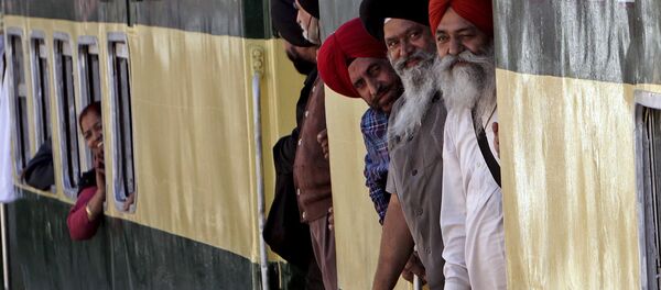 Indian Sikh pilgrims arrive at Wagha railway station to attend the birth anniversary of their spiritual leader Baba Guru Nanak, in Pakistan, Wednesday, Nov. 21, 2018 Indian Sikh pilgrims arrive at Wagha railway station to attend the birth anniversary of their spiritual leader Baba Guru Nanak, in Pakistan, Wednesday, Nov. 21, 2018 - Sputnik International