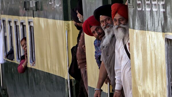 Indian Sikh pilgrims arrive at Wagha railway station to attend the birth anniversary of their spiritual leader Baba Guru Nanak, in Pakistan, Wednesday, Nov. 21, 2018 - Sputnik International