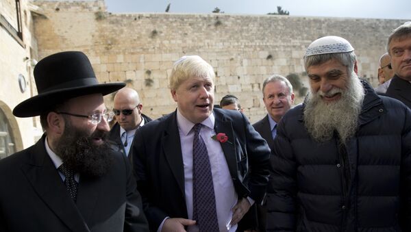 Mayor of London Boris Johnson visits at the Western Wall, the holiest site where Jews can pray in Jerusalem's Old City, Wednesday, Nov. 11, 2015. - Sputnik International