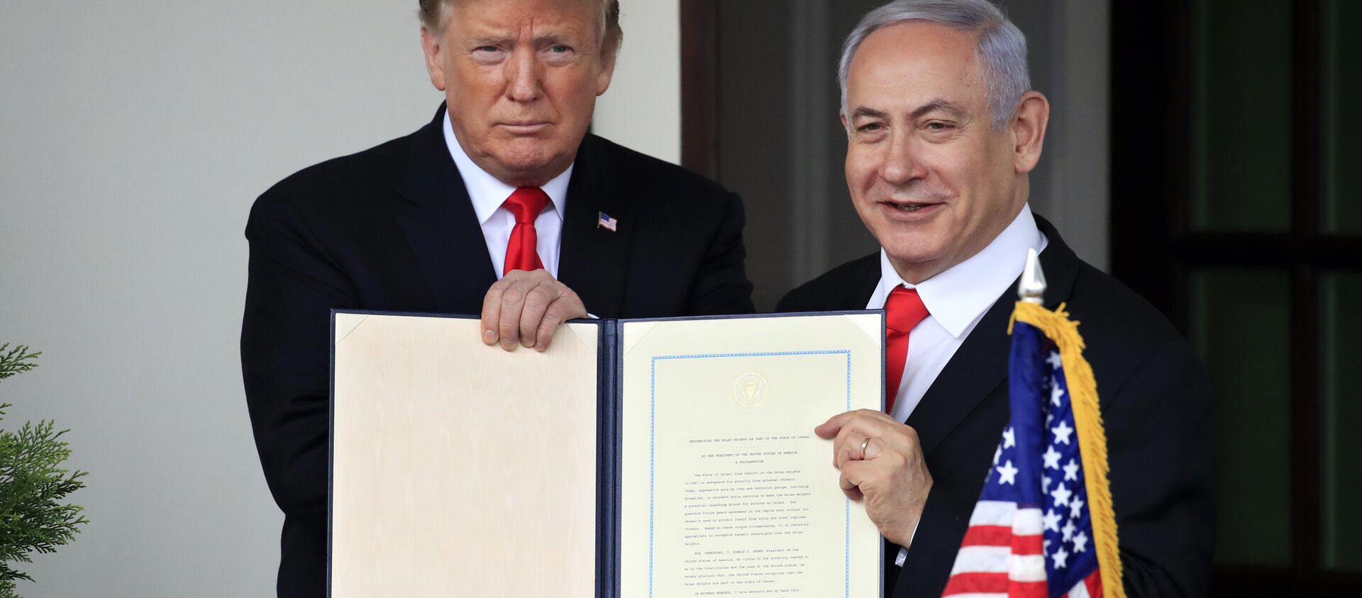 U.S. President Donald Trump and Israel's Prime Minister Benjamin Netanyahu hold up a proclamation recognizing Israel's sovereignty over the Golan Heights as Netanyahu exits the White House from the West Wing in Washington, U.S. March 25, 2019 - Sputnik International, 1920, 31.05.2019