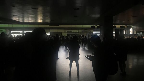 Passengers are seen during a blackout at Simon Bolivar international airport in Caracas, Venezuela March 25, 2019 - Sputnik International