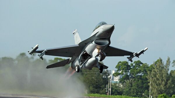  In this Sept. 16, 2014, file photo, a Taiwan Air Force F-16 fighter jet takes off from a closed section of highway during the annual Han Kuang military exercises in Chiayi, central Taiwan - Sputnik International