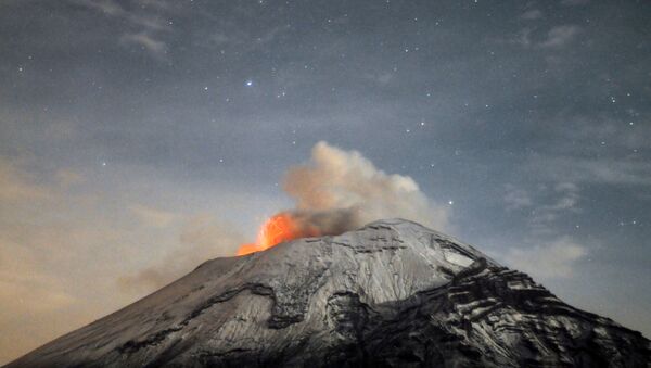A cloud of ash belches out of Mexico's Popocatepetl volcano (File) - Sputnik International