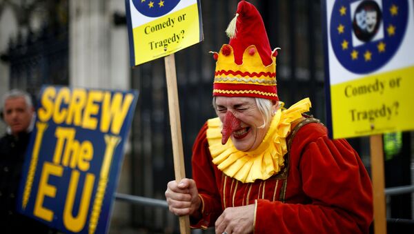 An anti-Brexit protester reacts next to a pro-Brexit protester in London, Britain, March 27, 2019. - Sputnik International