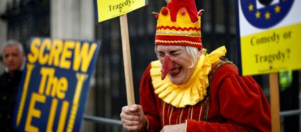 An anti-Brexit protester reacts next to a pro-Brexit protester in London, Britain, March 27, 2019. - Sputnik International