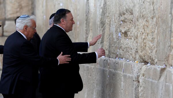 U.S. Secretary of State Mike Pompeo and U.S. Ambassador to Israel David Friedman touch the stones of the Western Wall during a visit to the site in Jerusalem's Old City March 21, 2019 - Sputnik International