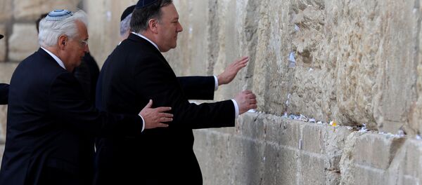 U.S. Secretary of State Mike Pompeo and U.S. Ambassador to Israel David Friedman touch the stones of the Western Wall during a visit to the site in Jerusalem's Old City March 21, 2019 - Sputnik International