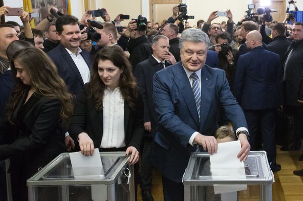 President Poroshenko and his family voting in the presidential election. - Sputnik International