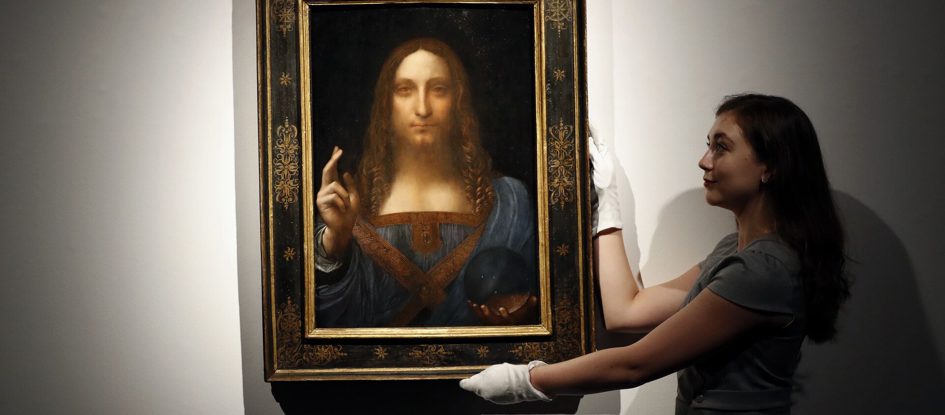 In this Oct. 24, 2017 file photo, an employee poses with Leonardo da Vinci's Salvator Mundi on display at Christie's auction rooms in London.  - Sputnik International, 1920, 09.08.2020