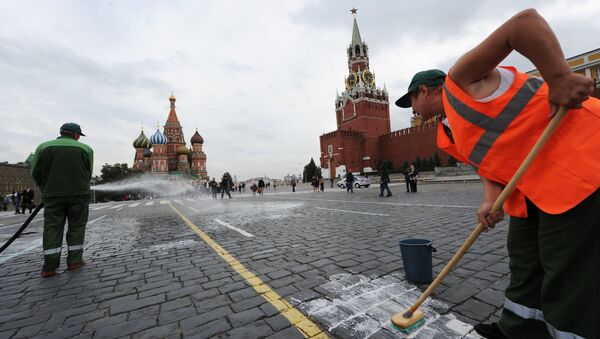 Communal services worker washes the cobblestones of Red Square in Moscow with soap - Sputnik International