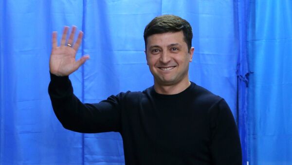 Ukrainian presidential candidate, comedian Volodymyr Zelenskiy votes at a polling station on 31 March, 2019 - Sputnik International