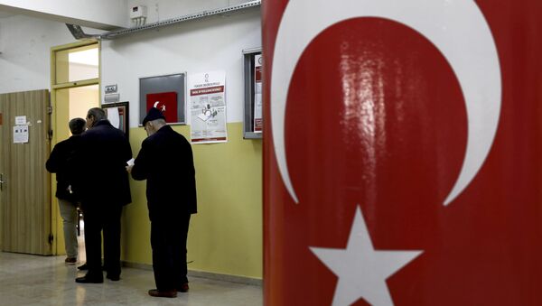 Voters wait in the line for cast their ballots at a polling station during the local elections in Ankara, Turkey, Sunday, March 31, 2019 - Sputnik International