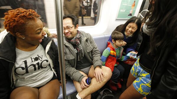 People laughing on the New York subway - Sputnik International