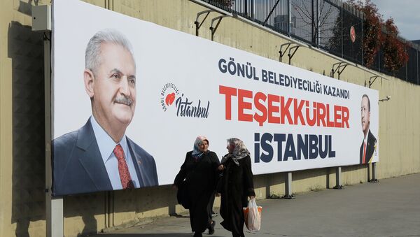 People walk past by AK Party billboards with pictures of Turkish President Tayyip Erdogan and mayoral candidate Binali Yildirim in Istanbul, Turkey, April 1, 2019. - Sputnik International
