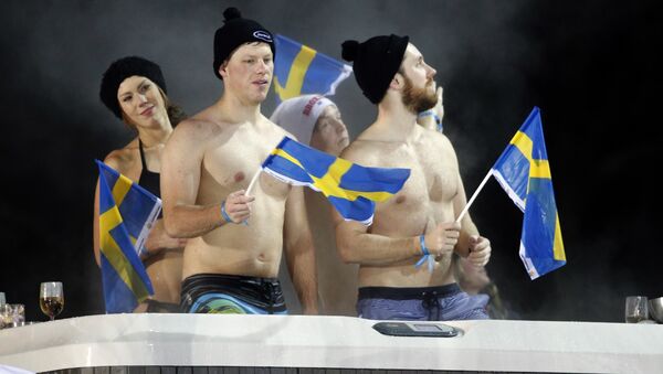 Spectators wave Swedish flags as they enjoy a sauna while following the alpine ski, men's World Cup city event in Stockholm, Tuesday, Jan. 30, 2018 - Sputnik International
