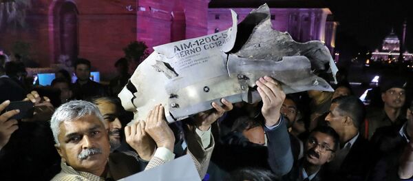 Indian Air Force officials display a wreckage of AMRAAM air-to-air missile that they say was fired by Pakistan Air Force fighter jet during a strike over Kashmir on Wednesday, after speaking with the media in the lawns of India's Defence Ministry in New Delhi, India, February 28, 2019 - Sputnik International