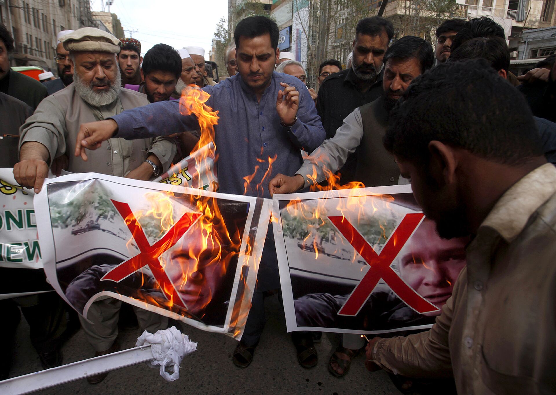 Pakistani traders burn pictures of Brenton Harrison Tarrant, one of the suspects in Christchurch mosques shooting during a demonstration to condemn mosque attack, in Peshawar, Pakistan, Saturday, March 16, 2019 - Sputnik International, 1920, 08.11.2021