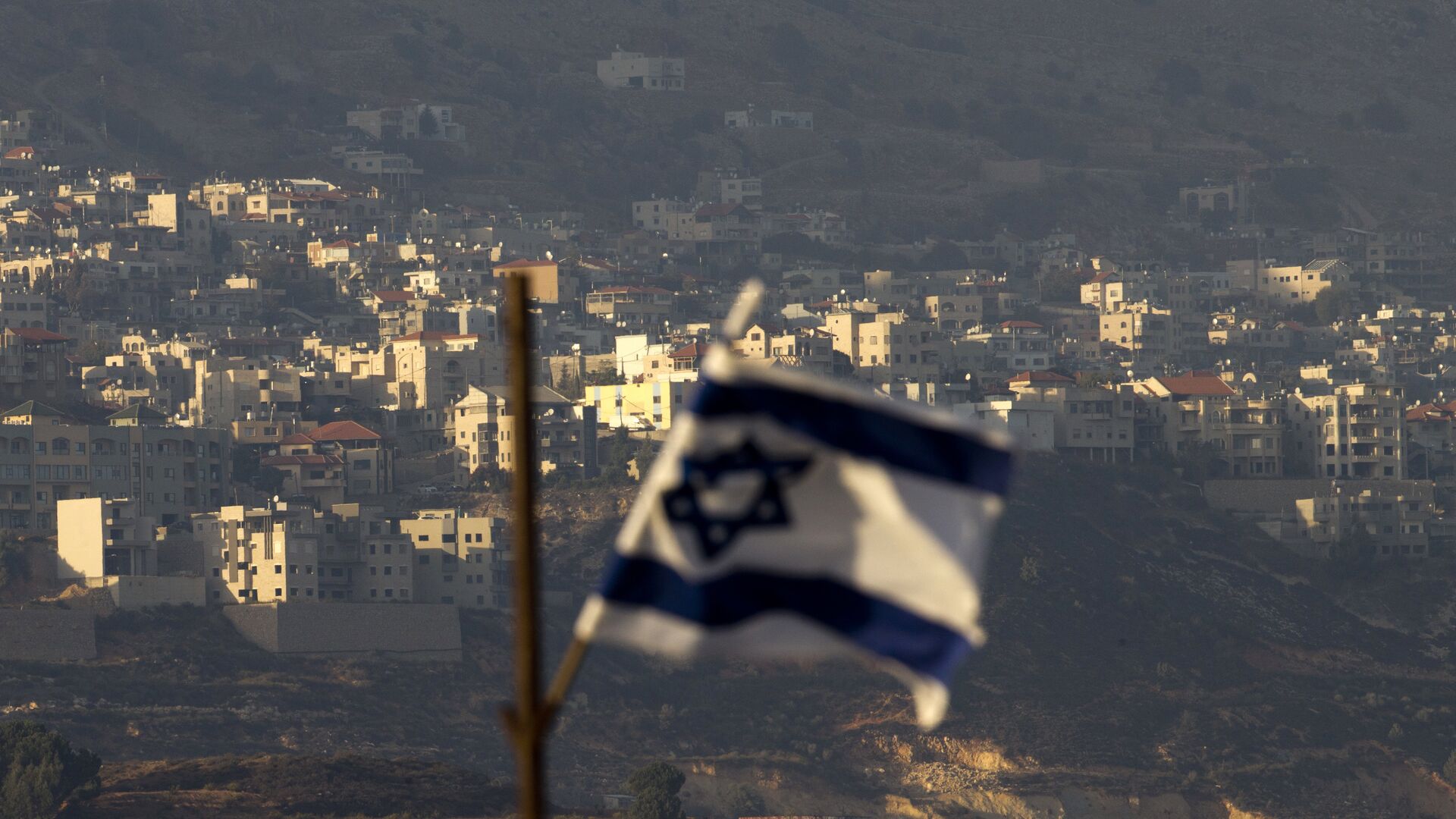 Oct. 11, 2018, an Israeli flag in front of the village of Majdal Shams in the Israeli-controlled Golan Heights. Syria slammed President Donald Trump's abrupt declaration that Washington will recognise Israel's sovereignty over the Israeli-occupied Golan Heights, saying Friday March 22, 2019, the statement was irresponsible and a threat to international peace and stability - Sputnik International, 1920, 26.05.2022