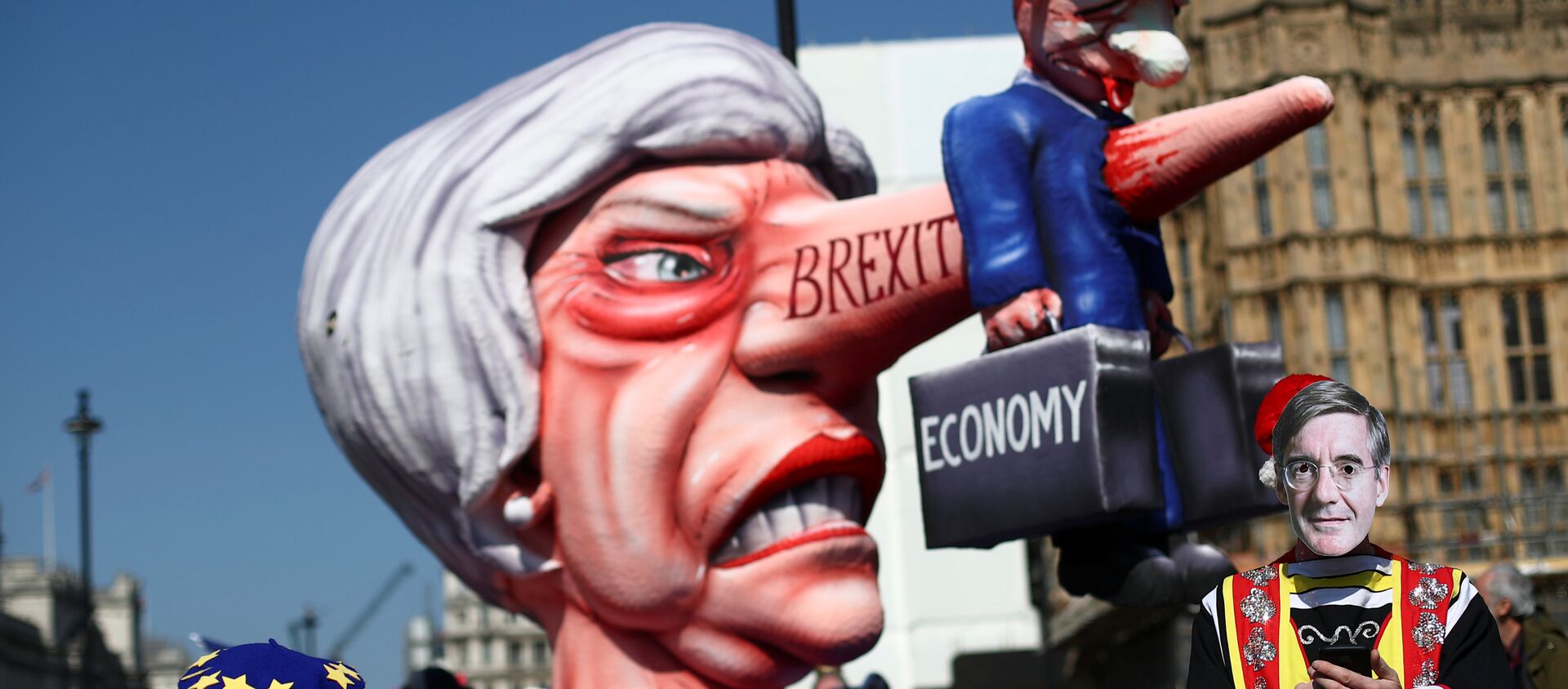 A man wearing a mask of Britain's Conservative Party MP Jacob Rees-Mogg is pictured next to anti-Brexit protesters outside the Houses of Parliament in London, Britain April 1, 2019 - Sputnik International, 1920, 02.05.2019
