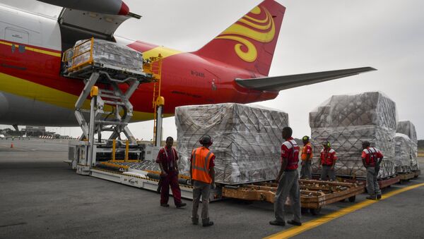 Workers unload medicines and disposable medical supplies from a Yangtze River Express Airlines Boeing 747 cargo plane after landing at Simon Bolivar International Airport on March 29, 2019 in Maiquetia, Vargas state, northern Venezuela. A Chinese plane loaded with 65 tons of medicines and medical supplies arrived in Venezuela - Sputnik International