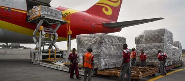 Workers unload medicines and disposable medical supplies from a Yangtze River Express Airlines Boeing 747 cargo plane after landing at Simon Bolivar International Airport on March 29, 2019 in Maiquetia, Vargas state, northern Venezuela. A Chinese plane loaded with 65 tons of medicines and medical supplies arrived in Venezuela - Sputnik International