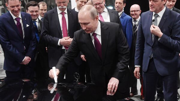Putin signing Mercedes-Benz car - Sputnik International