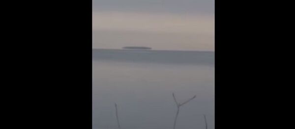 Mysterious object hovering on Lake Erie surface Mysterious object hovering on Lake Erie surface - Sputnik International