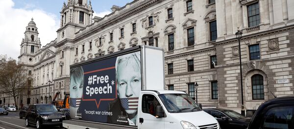 A truck carrying a poster relating to WikiLeaks founder Julian Assange, who has been living at Ecuador's embassy in London, drives through London, Britain April 3, 2019 - Sputnik International