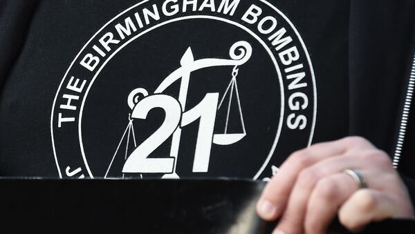 A man wears a t-shirt with a logo representing justice for the 21 victims of the Birmingham pub bombings in 1974 - Sputnik International