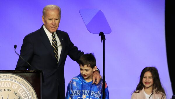 Former Vice President Joe Biden is joined by some children on stage - Sputnik International