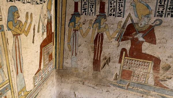 Preserved wall paintings inside the newly discovered burial site, Tomb of Tutu, at al-Dayabat, Sohag - Sputnik International