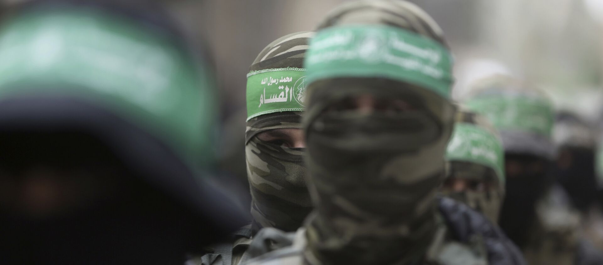 Masked Palestinian Hamas gunmen attend a funeral for six of their fighters who were killed in an explosion Saturday, in Deir el-Balah, central Gaza Strip - Sputnik International, 1920