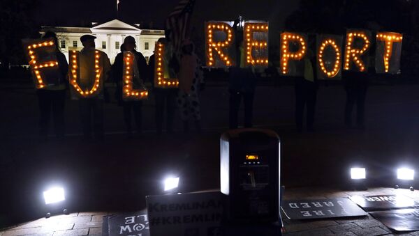 Protesters outside the White House in Washington DC, Monday, March 25, 2019, hold signs saying FULL REPORT, demanding that the complete results of special counsel Robert Mueller's investigation be released - Sputnik International