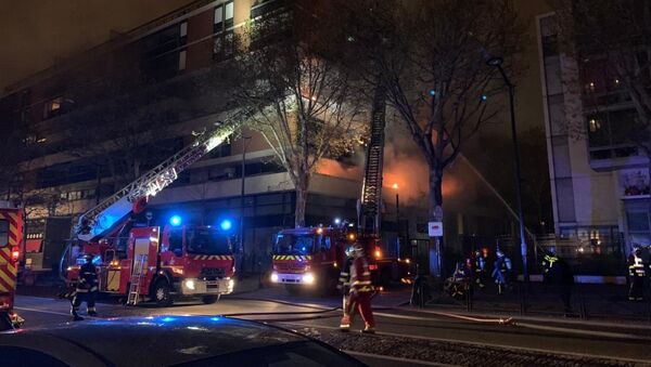 Massive BLAST rocks Paris building as firefighters struggle with monster blaze on Saturday evening 6 April - Sputnik International